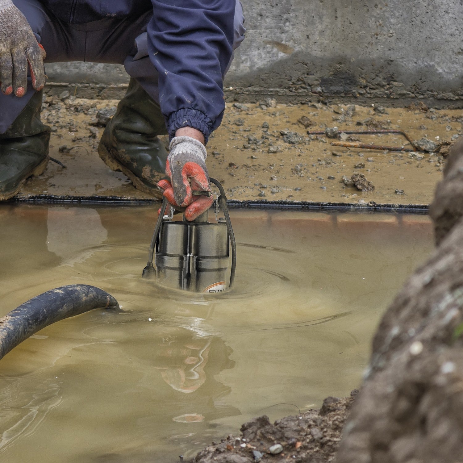 BOMBA SUMERGIBLE PARA AGUA CON SÓLIDOS 0.5HP 1.5"NPT - SV1.5ME050