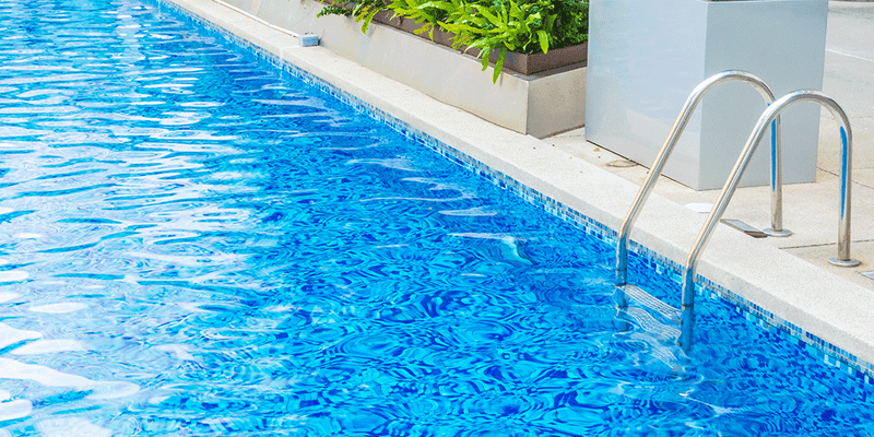 Los beneficios de mantener el agua de la piscina en movimiento con una bomba